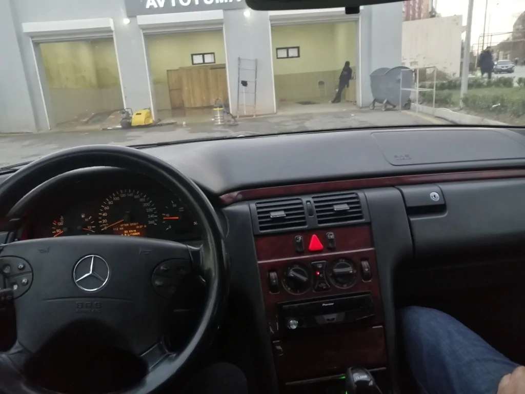 Mercedes E 220, 2001 il, 2.2 L, 450 000 km