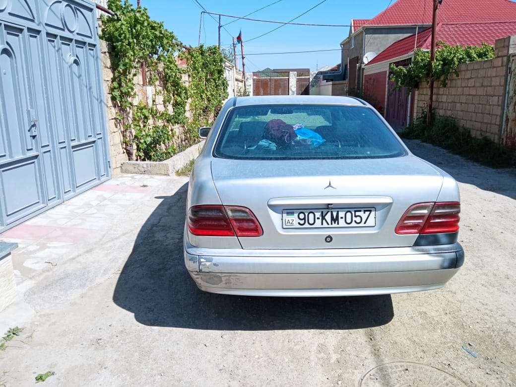 Mercedes E 220, 2001 il, 2.2 L, 450 000 km