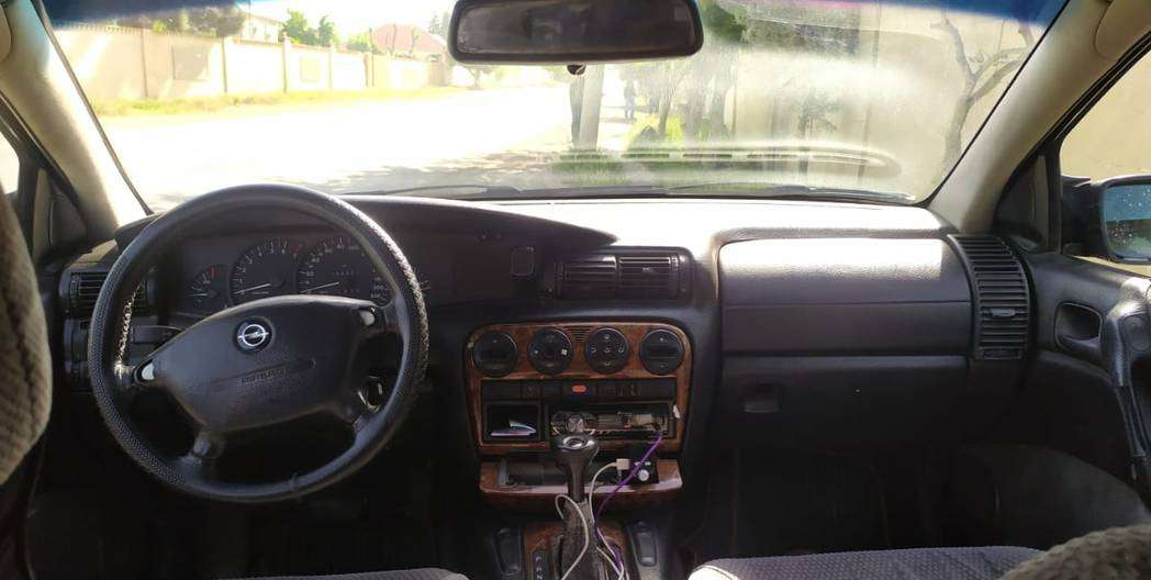 Opel Omega, 1996 il, 2.0 L, 400 000 km