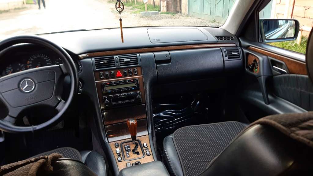 Mercedes E 240, 1999 il, 0.25 L, 260 km