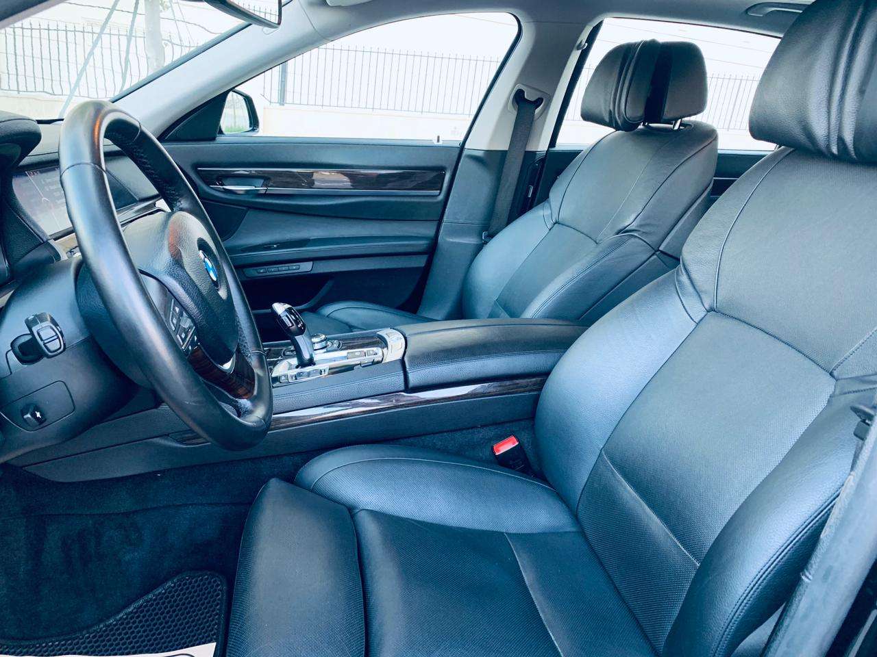 BMW 750, 2011 il, 4.4 L, 182 000 km