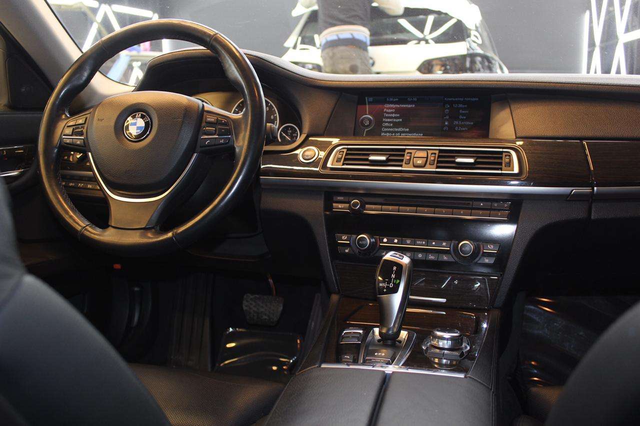 BMW 750, 2011 il, 4.4 L, 136 000 km