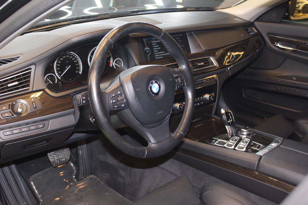 BMW 750, 2011 il, 4.4 L, 136 000 km