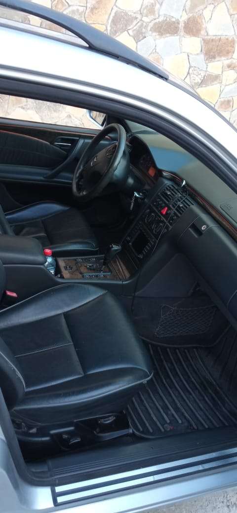 Mercedes E 240, 1999 il, 2.4 L, 331 000 km