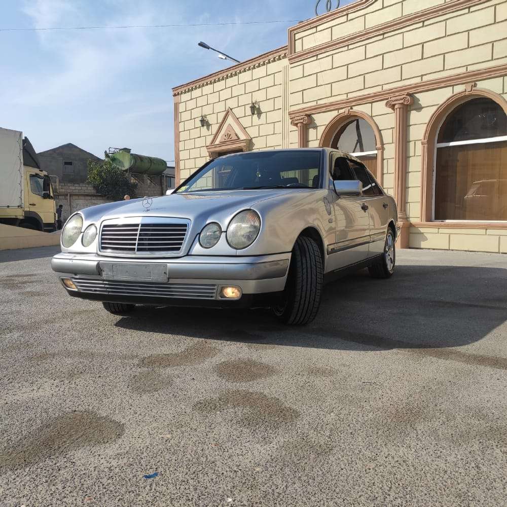 Mercedes E 230, 1996 il, 2.3 L, 350 452 km