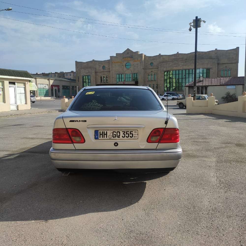 Mercedes E 230, 1996 il, 2.3 L, 350 452 km