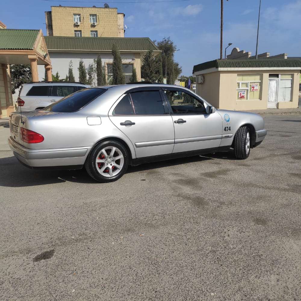 Mercedes E 230, 1996 il, 2.3 L, 350 452 km