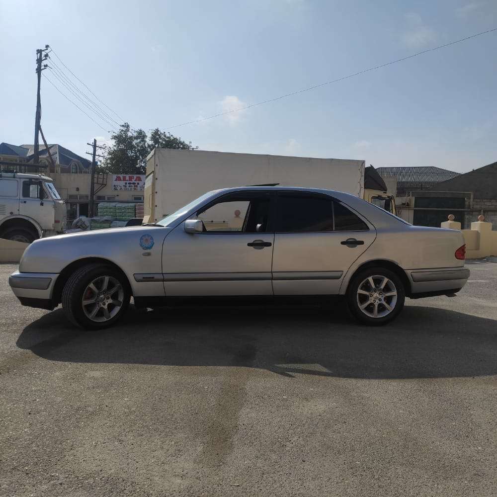 Mercedes E 230, 1996 il, 2.3 L, 350 452 km