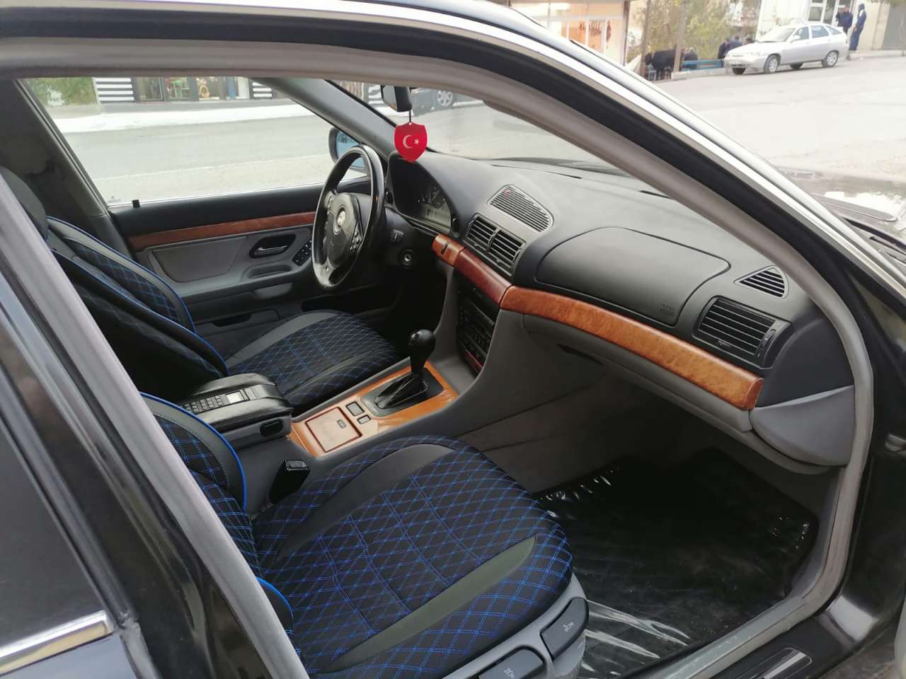BMW 735, 1997 il, 3.5 L, 300 000 km
