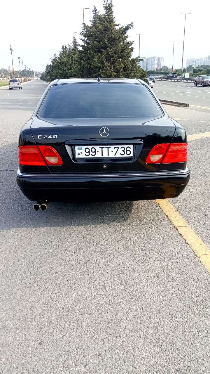 Mercedes E 240, 1999 il, 2.4 L, 382 850 km