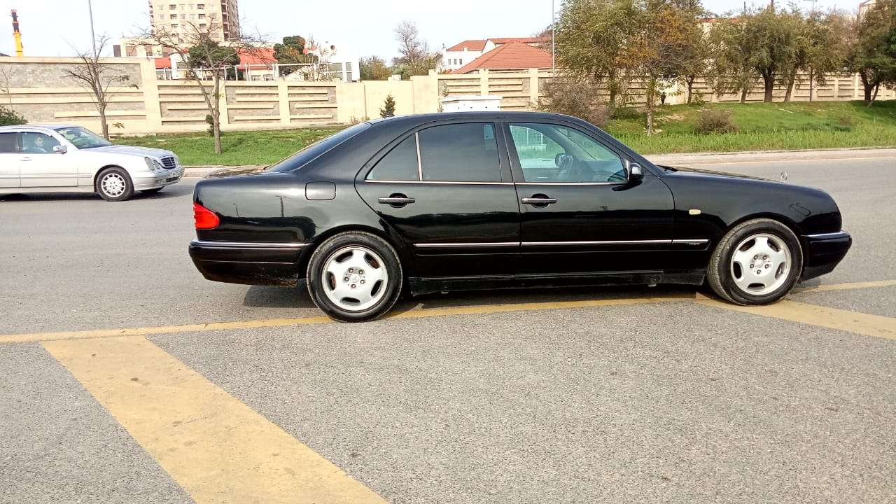 Mercedes E 240, 1999 il, 2.4 L, 382 850 km
