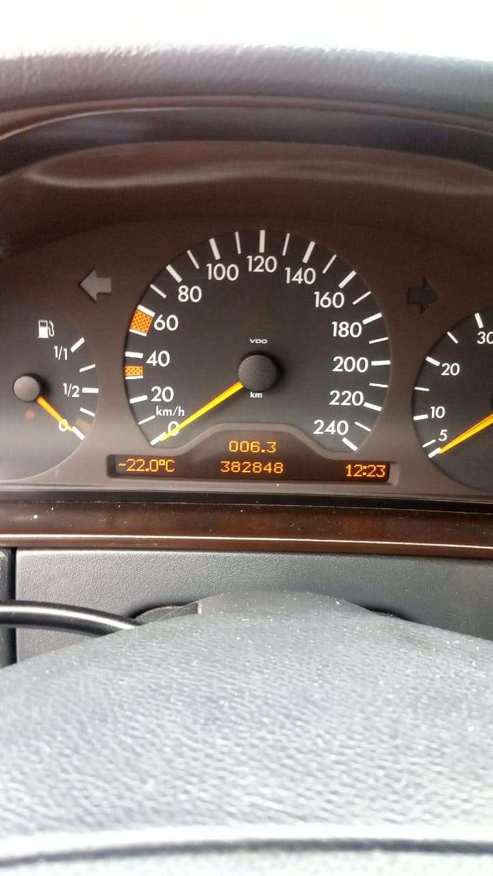 Mercedes E 240, 1999 il, 2.4 L, 382 850 km