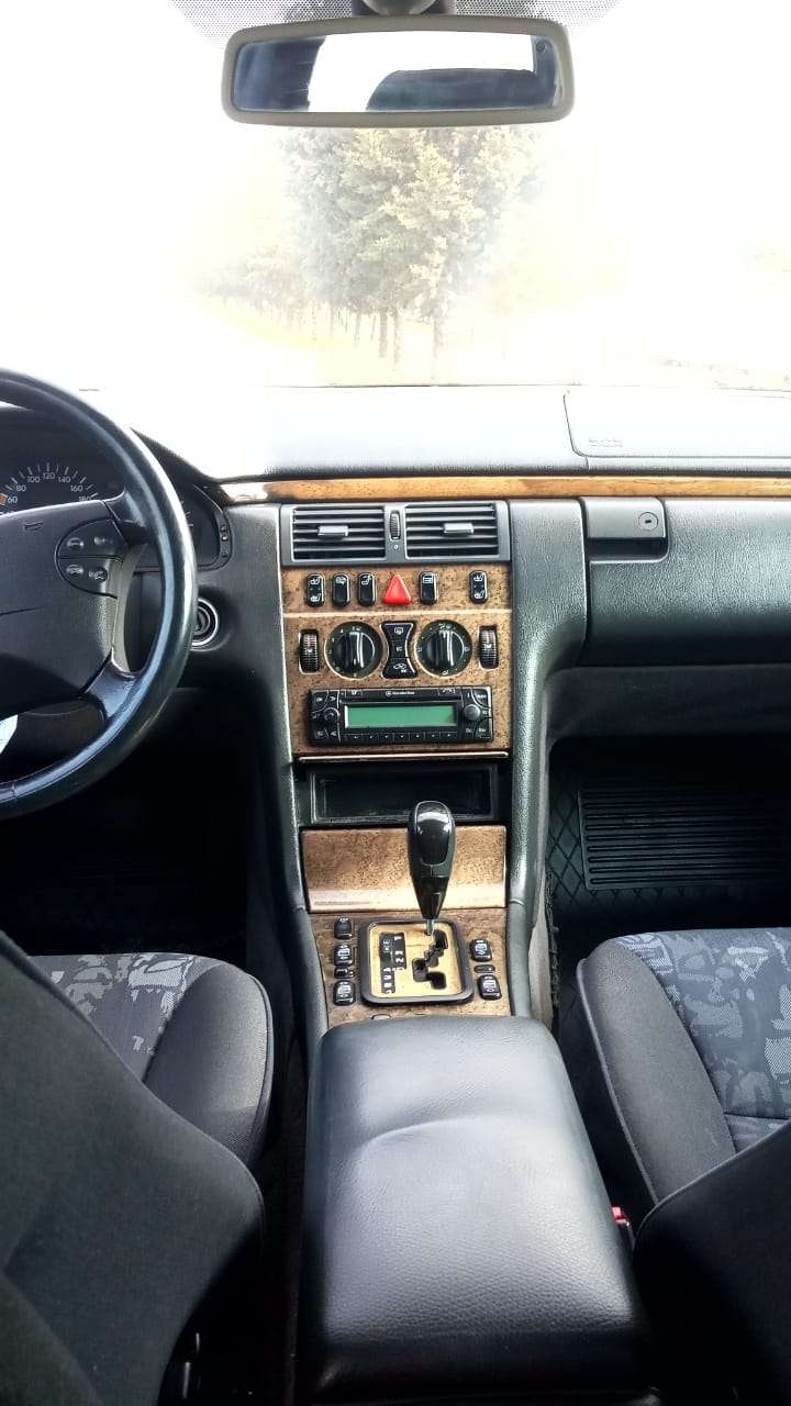 Mercedes E 240, 1999 il, 2.4 L, 382 850 km