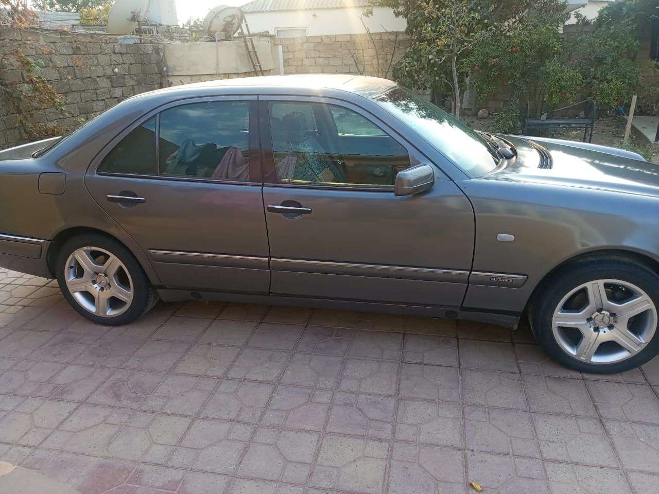 Mercedes E 240, 1997 il, 2.4 L, 365 000 km