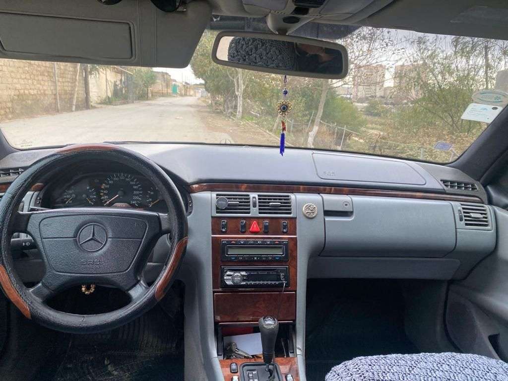 Mercedes E 240, 1997 il, 2.4 L, 365 000 km