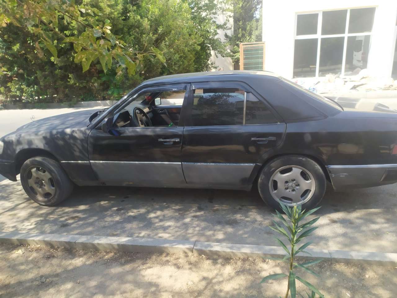 Mercedes E 200, 1986 il, 2.0 L, 450 000 km