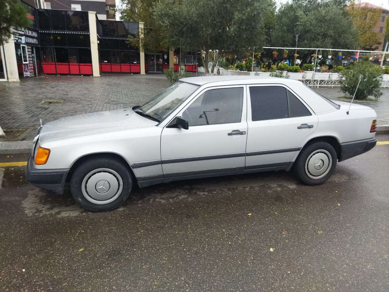Mercedes E 300, 1987 il, 3.0 L, 385 000 km