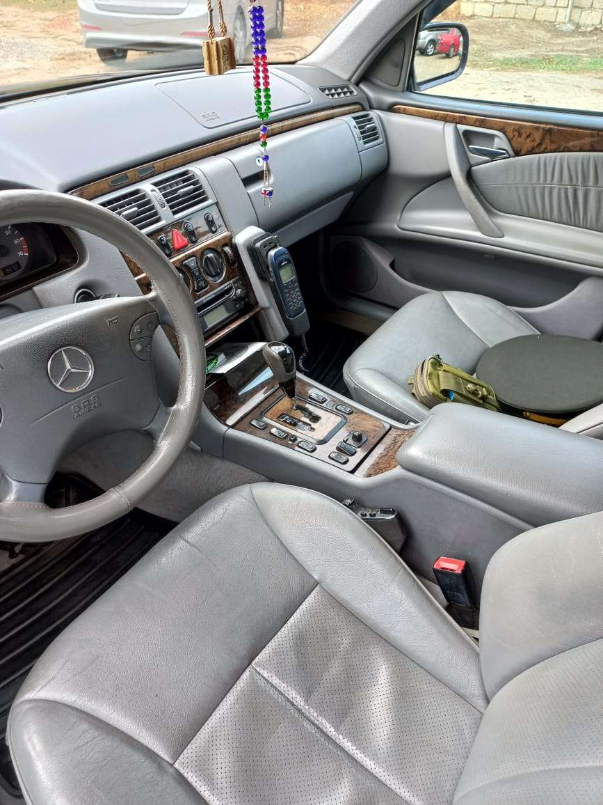 Mercedes E 240, 2000 il, 2.6 L, 230 000 km