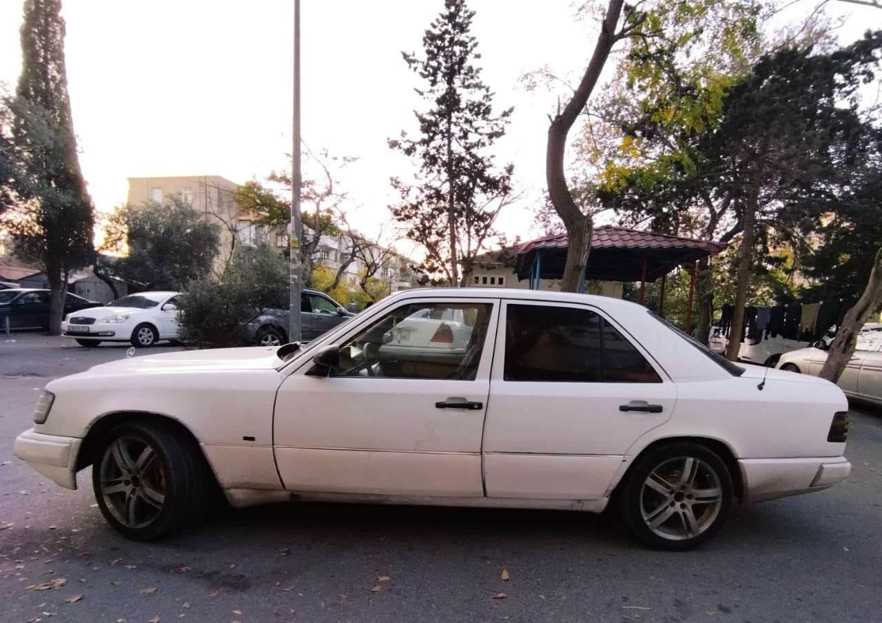 Mercedes E 200, 1988 il, 2.0 L, 300 000 km
