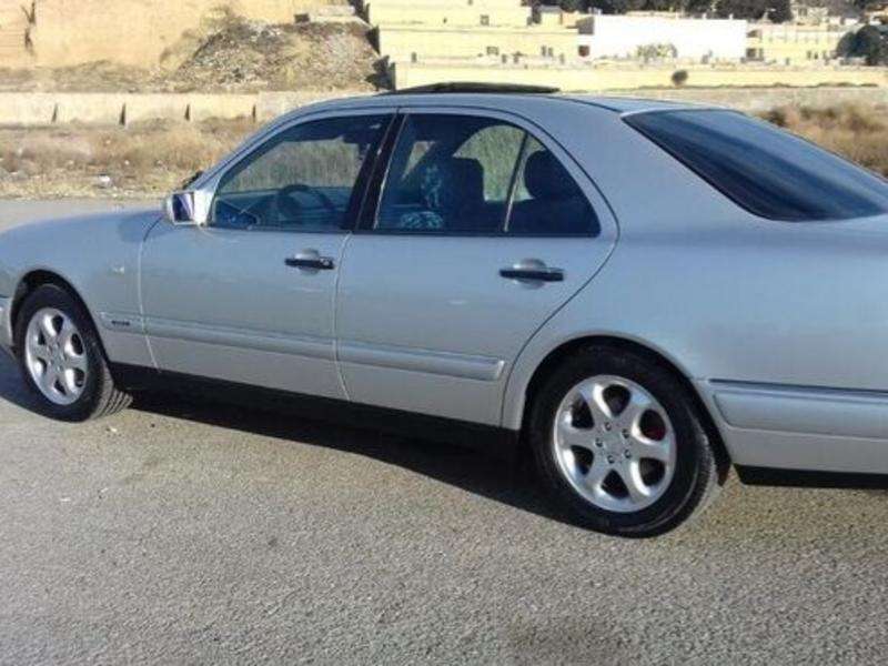 Mercedes E 240, 1999 il, 2.4 L, 327 600 km