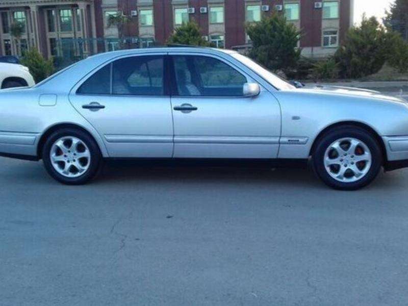 Mercedes E 240, 1999 il, 2.4 L, 327 600 km