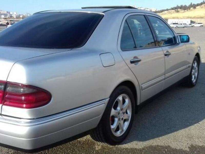 Mercedes E 240, 1999 il, 2.4 L, 327 600 km
