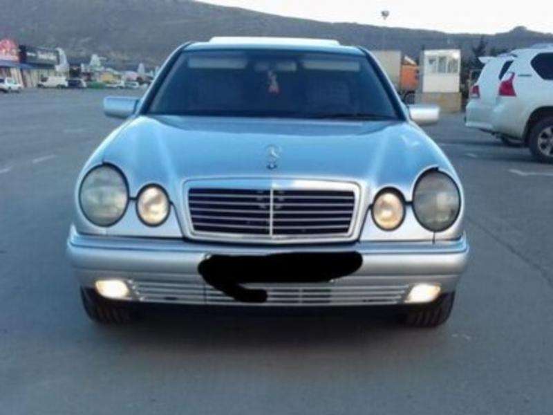 Mercedes E 240, 1999 il, 2.4 L, 327 600 km