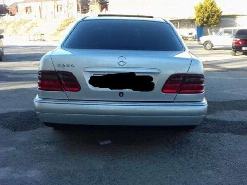 Mercedes E 240, 1999 il, 2.4 L, 327 600 km