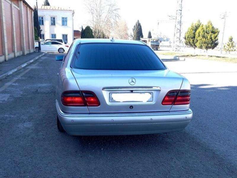 Mercedes E 240, 1998 il, 2.4 L, 256 006 km