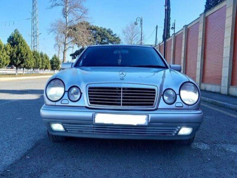 Mercedes E 240, 1998 il, 2.4 L, 256 006 km