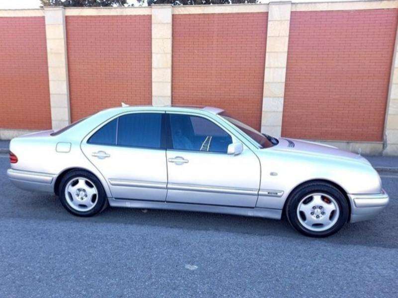 Mercedes E 240, 1998 il, 2.4 L, 256 006 km