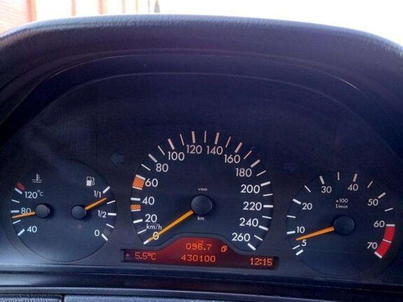 Mercedes E 240, 1998 il, 2.4 L, 256 006 km