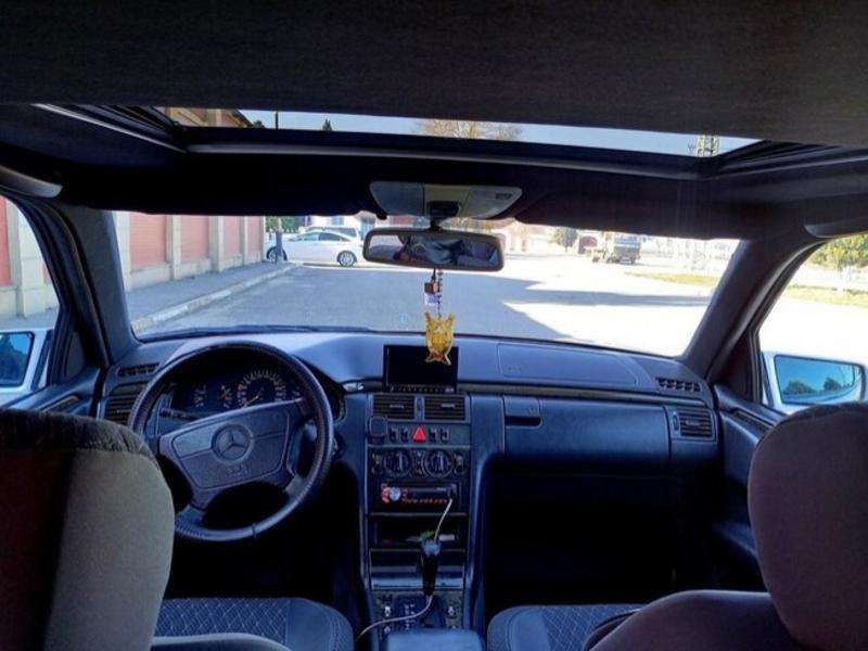 Mercedes E 240, 1998 il, 2.4 L, 256 006 km