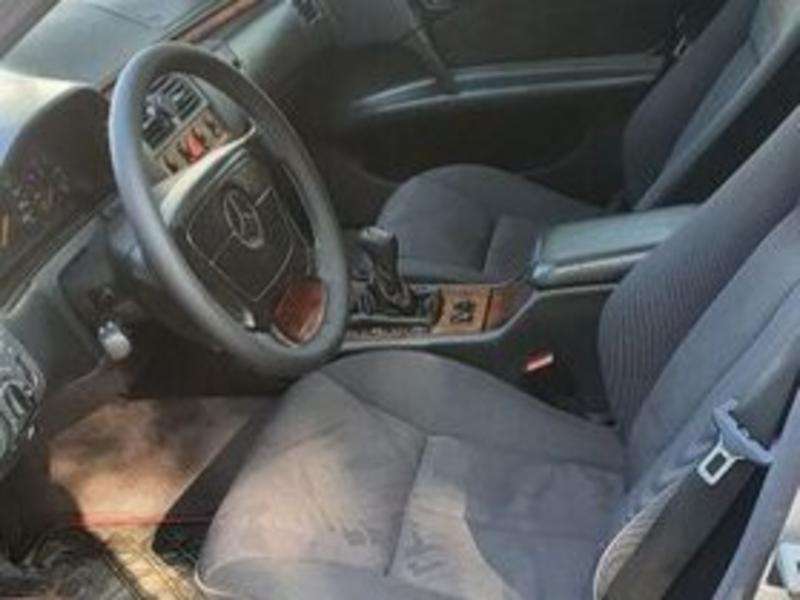 Mercedes E 220, 1998 il, 2.2 L, 33 269 km