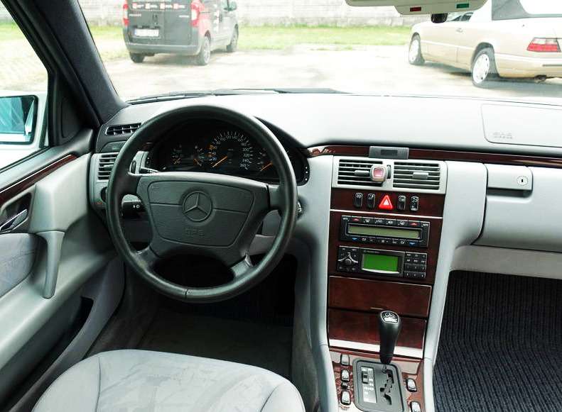 Mercedes E 230, 1996 il, 2.3 L, 320 000 km