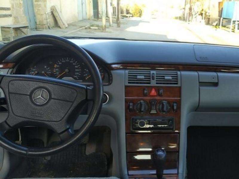 Mercedes E 240, 1999 il, 2.4 L, 185 000 km