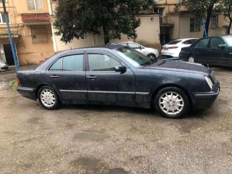 Mercedes E 270, 1999 il, 2.7 L, 472 486 km