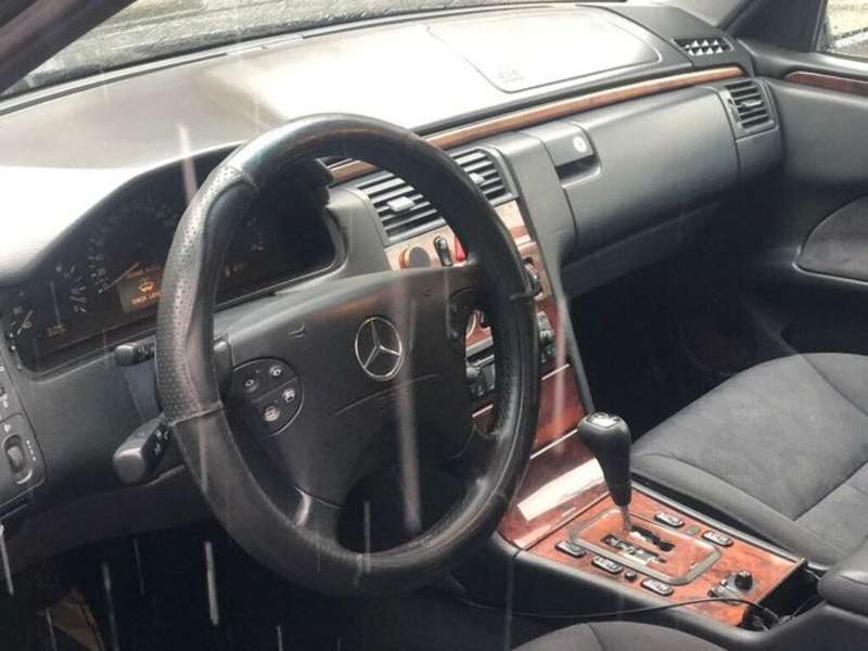 Mercedes E 270, 1999 il, 2.7 L, 472 486 km