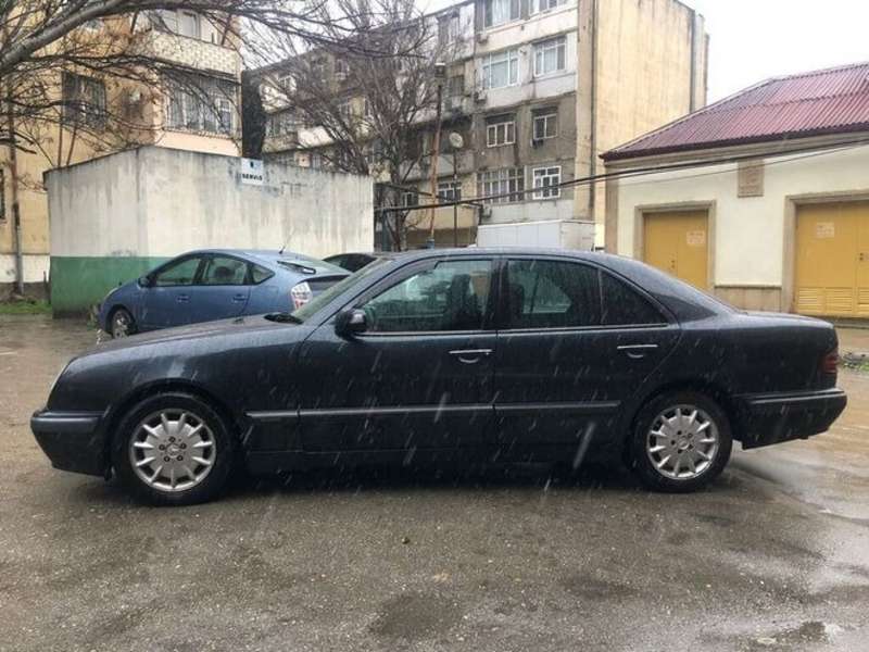 Mercedes E 270, 1999 il, 2.7 L, 472 486 km