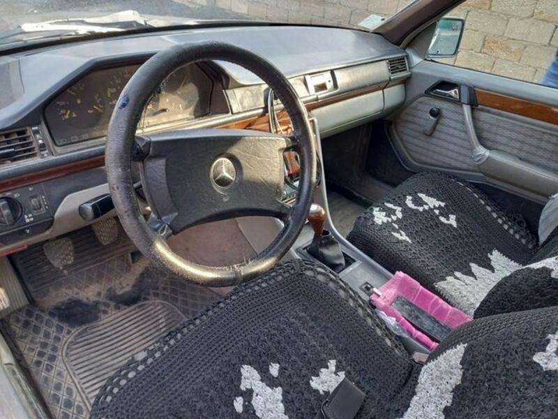 Mercedes E 200, 1991 il, 2.0 L, 300 000 km