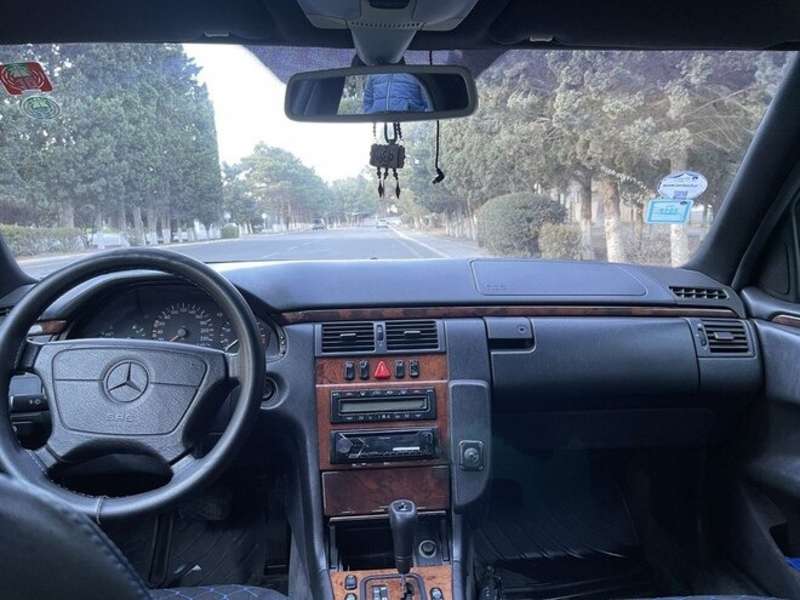 Mercedes E 240, 1998 il, 2.4 L, 300 000 km