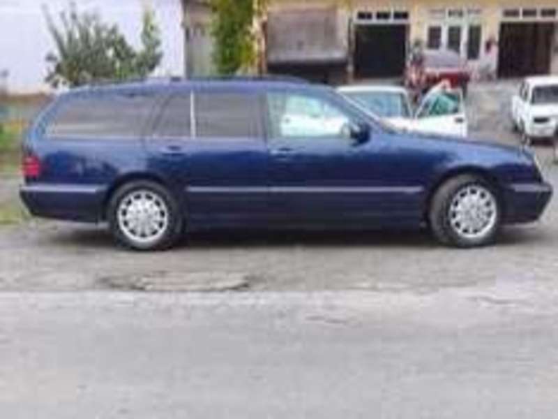 Mercedes E 240, 1999 il, 2.4 L, 294 500 km