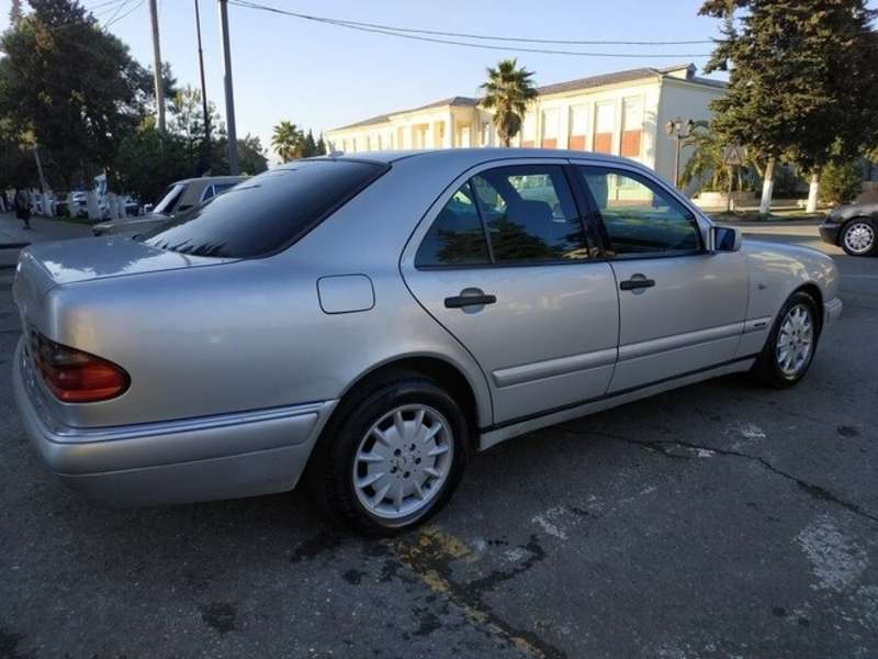 Mercedes E 200, 1996 il, 2.0 L, 395 560 km