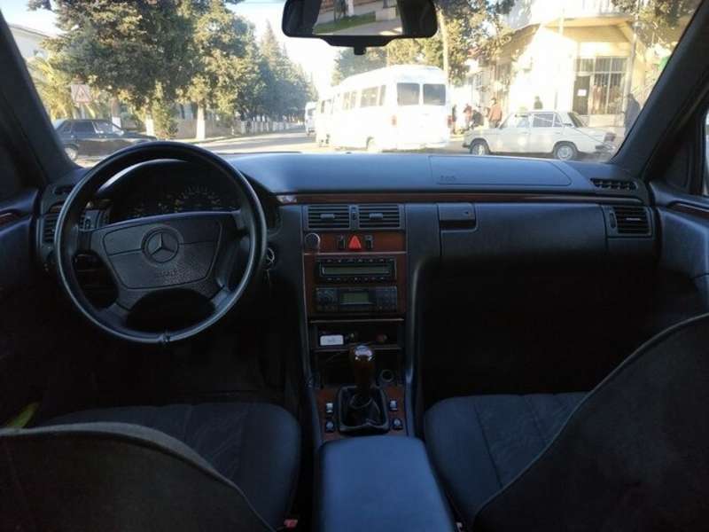 Mercedes E 200, 1996 il, 2.0 L, 395 560 km