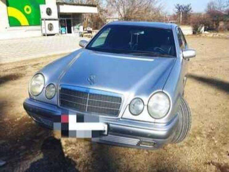 Mercedes E 230, 1995 il, 2.3 L, 467 000 km